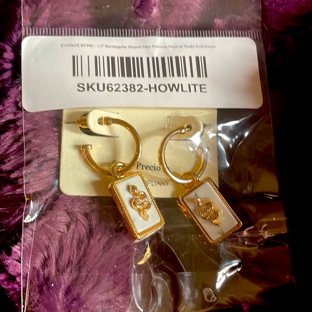 ✨✨⭐️BOUTIQUE QUALITY THESE GORGEOUS SNAKE 🐍 EARRINGS ON HOWLITE ✨✨🌟